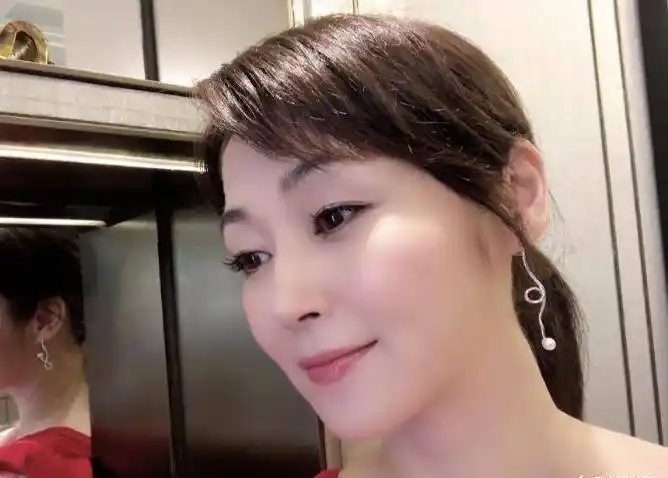 港星万绮雯:甄子丹为她分手,与吕颂贤痴缠多年,如今嫁知名编剧_因为