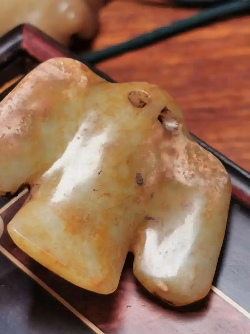 高古玉红山玉枭挂件生坑效果.