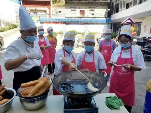 学员们在老师的指导下制作油条.李莎莎摄