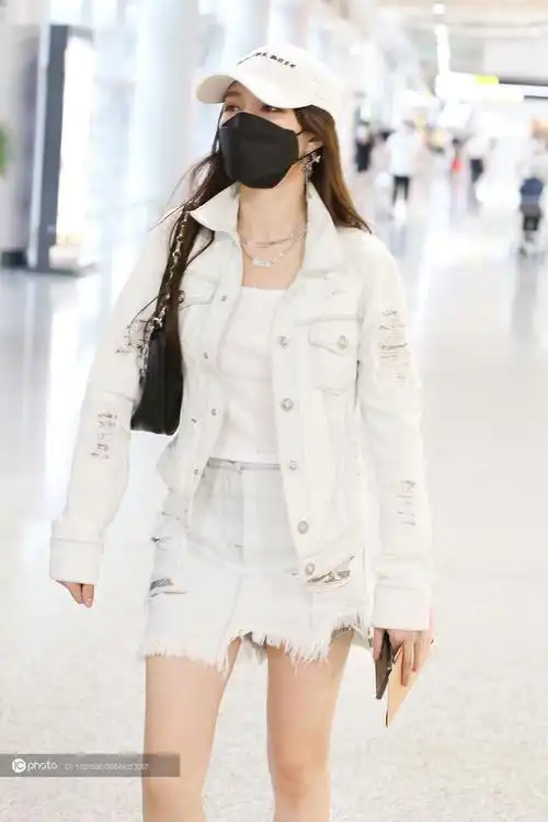 街拍孟佳吊带背心白色牛仔外套破洞短裤小白鞋腋下包酷劲十足