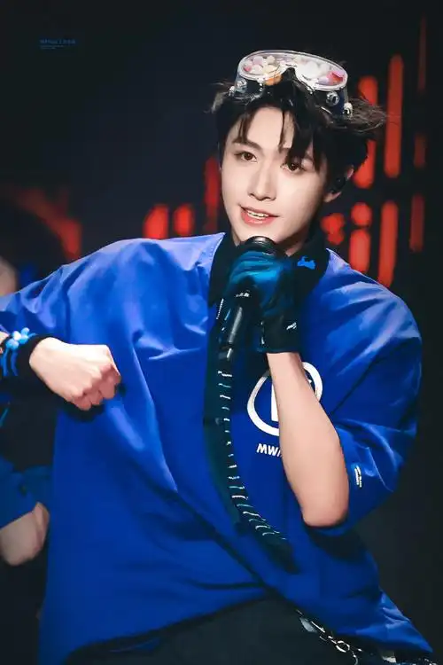 朱志鑫[超话]##tf家族2024新春音乐会盛放##朱志鑫蓝衬衫