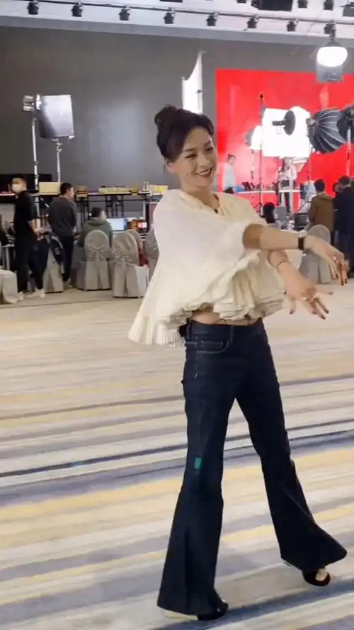 张庭越来越敢穿短装配低腰牛仔裤52岁年纪18岁的脸扭着19岁身材小蛮腰