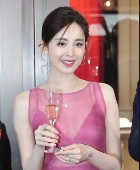 一个被抛弃,一个无戏可拍,还有一个大红大紫_事业_佟丽娅_古力娜扎