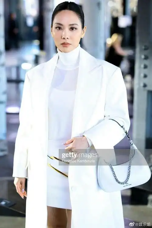 王霏霏时装周看秀状态#姐姐好美啊,气场好强大,高马尾77白西服很有