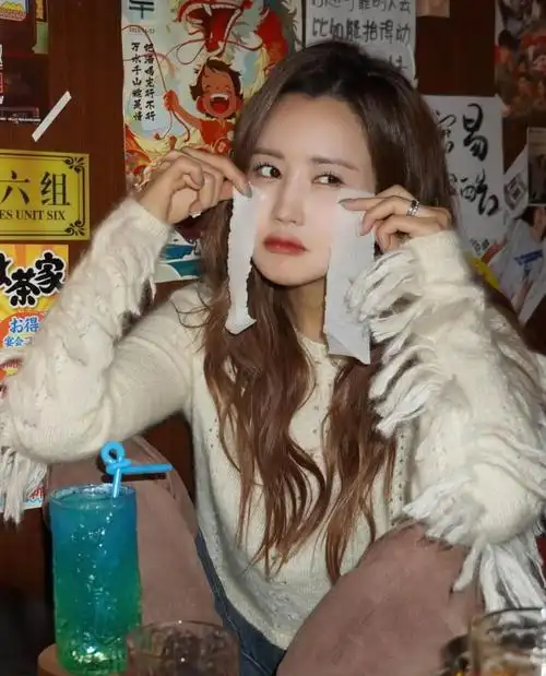 笑容甜美如初恋长直发飘逸的李多海在小酒馆度过悠闲时光