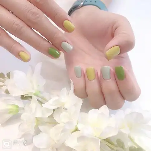 跳色纯色元气夏季美甲图片