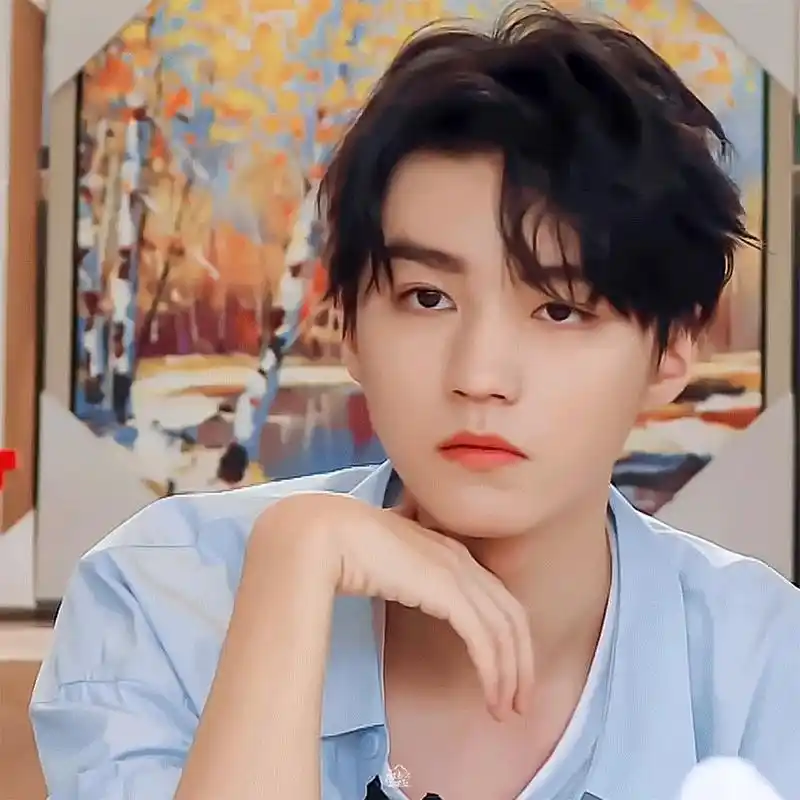 王俊凯的虎牙进化史 一直都是那个开朗明媚的大男孩,笑起来小虎牙太