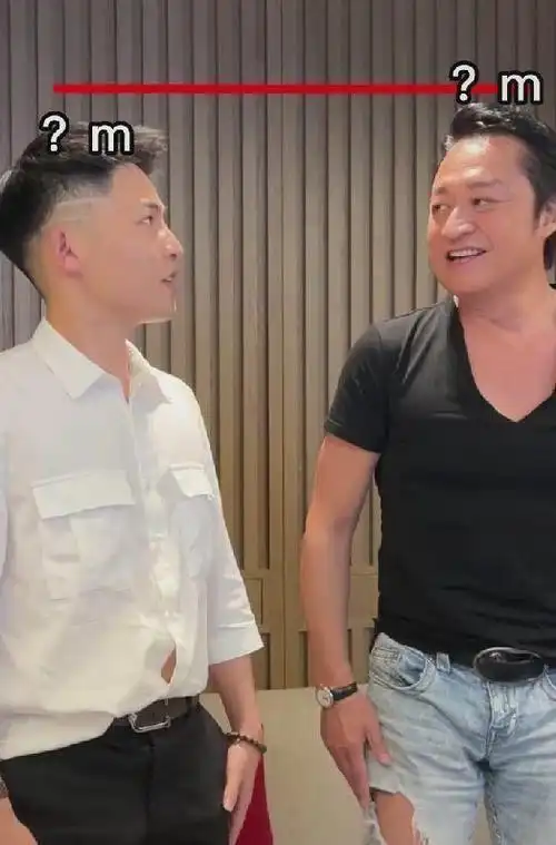 60岁马景涛罕见露面与网红衣哥同框显卑微穿破洞裤身材胖一圈