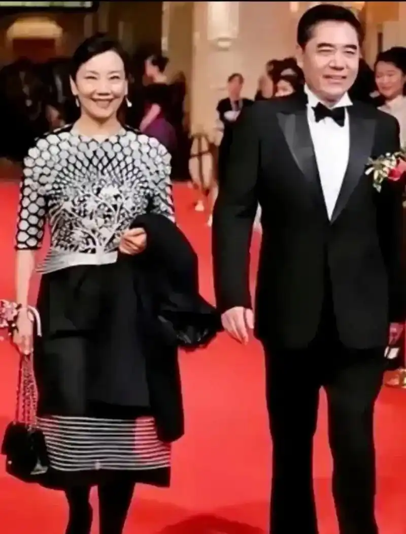 陈宝国全家福,老婆温柔贤淑一脸"旺夫相",儿子英俊潇洒,一家子高颜值