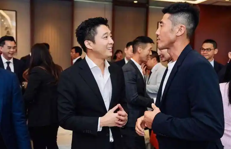 霍启山帅气抢镜,霍启仁合照站边上很低调_霍启刚_兄弟_方面