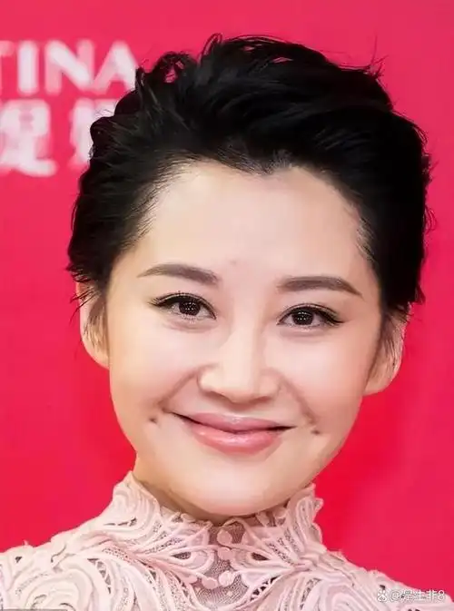 梨涡更显明艳俏皮与酒窝的甜蜜亲和感不同它象征着另一种美的存在