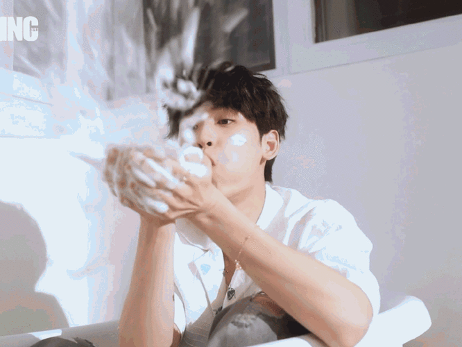 黄俊捷摸夏之光腹肌