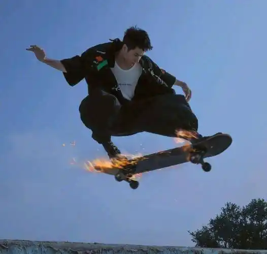 王一博全新时尚封面出炉,造型前卫让人眼前一亮_香奈儿_突破性_滑板