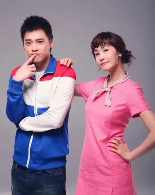 在他们的关系中,李易峰表现得非常投入,下班后去南韩陪他的女朋友.