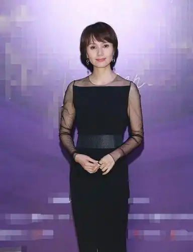 42岁袁泉气质真无敌,开叉款薄纱裙硬是穿出知性美,优雅到骨子里