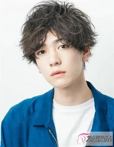 它从从发根开始烫弧度比较大的卷,染后利用卷的弧度使头发蓬松,比较