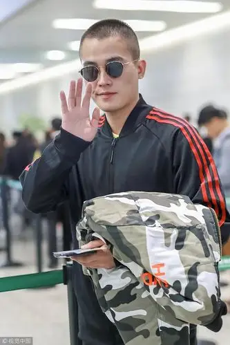 寸头 耳钉迷人笑容大放送 欧豪肩扛外套痞气十足