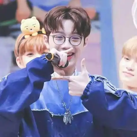 赖冠霖背影头像