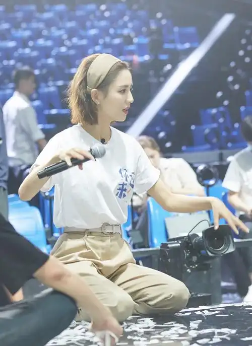 佟丽娅综艺花絮照释出,宽松t恤搭配短裤,"小鸟腿"让人羡慕_短发