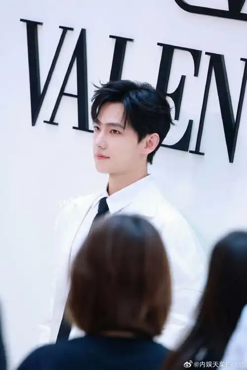 #杨洋白色短裤#