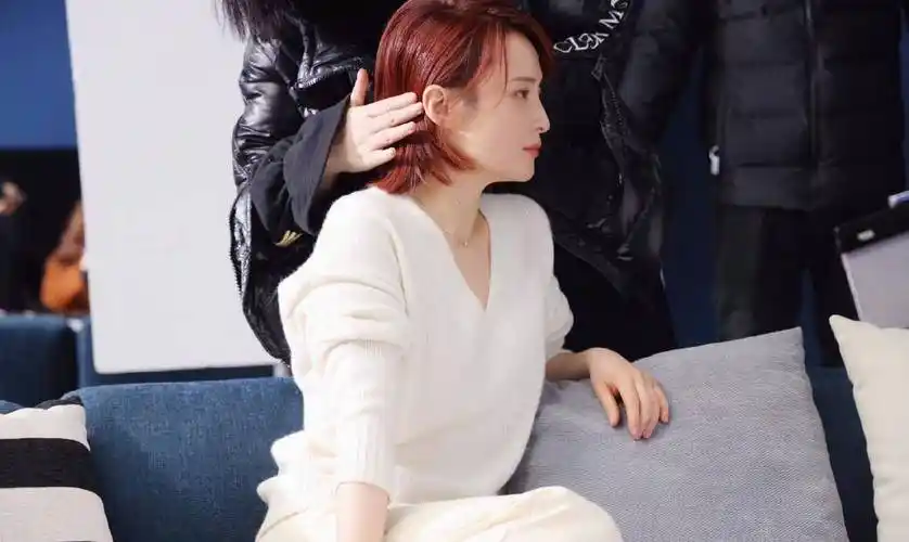 44岁蒋勤勤短发很高级,轻熟风造型简约精致,优雅又不失女人味_发型