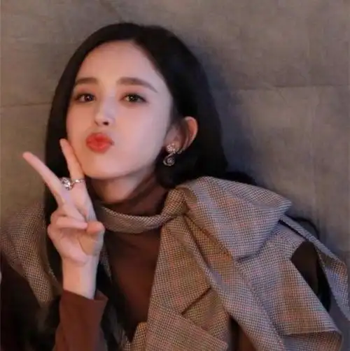 女明星嘟嘴是怎样的赵丽颖好萌唐嫣甜美但最后一个不忍直视