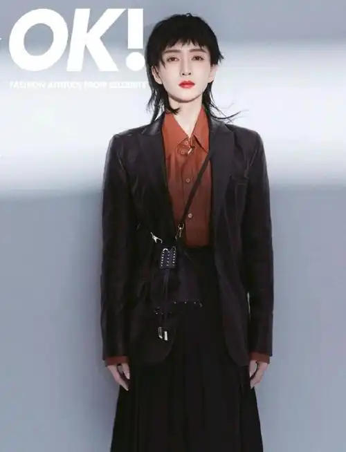 江疏影初次尝试短发,解锁狗啃刘海造型,展现独特的摩登气质!