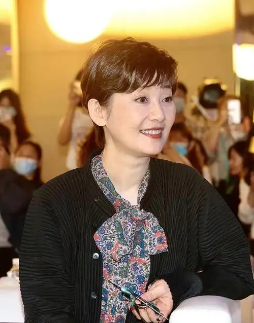 53岁徐帆越来越懂穿,印花裙配小开衫温婉动人,冯小刚真有福气