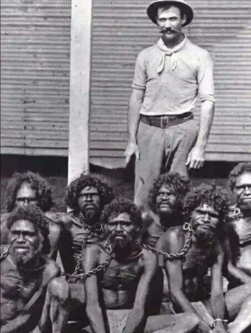 这是1883年的一幅历史照片,记录了澳洲土著人被白人殖民者贩卖为奴隶