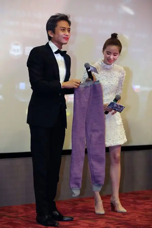 邓超给刘诗诗送了一条紫色秋裤,刘诗诗脸都笑烂了!