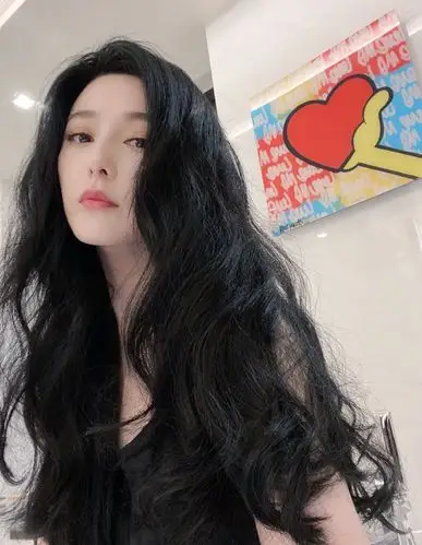 原创范冰冰回家晒怼脸自拍长发和盘头照对比发量惊人她说臭美一会儿