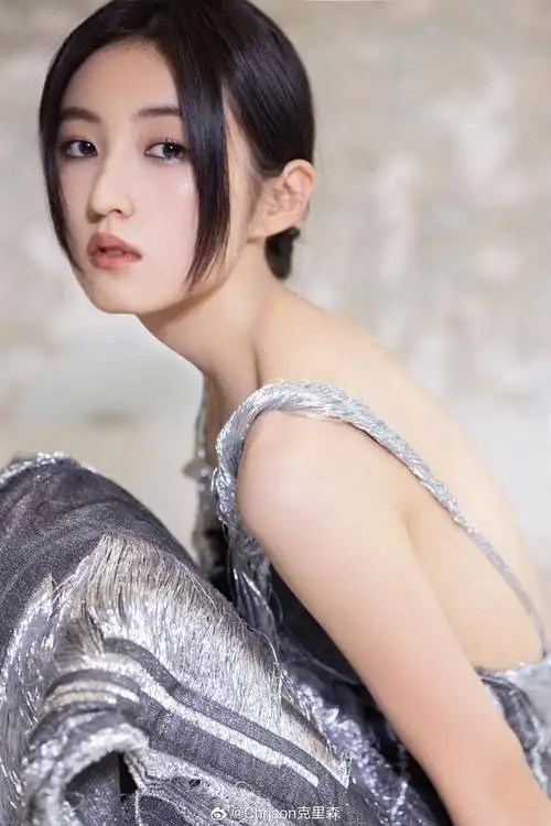 张子枫身穿银灰色流苏礼服亮相vogue红毯