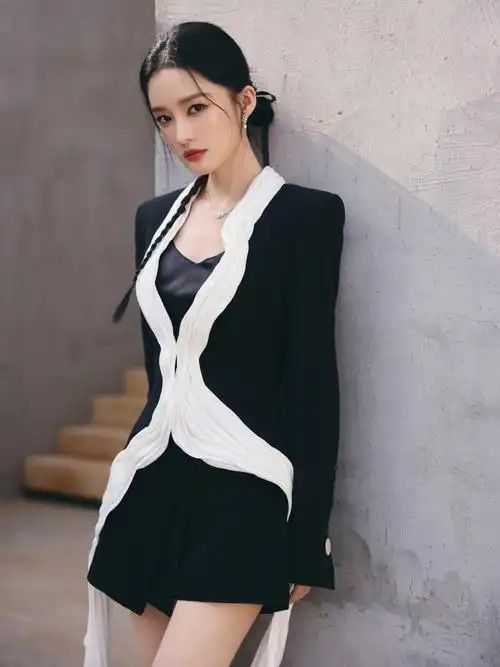 李沁超话追着坚定的背影走向光.#李沁沈近真#此刻,起风了.@李沁