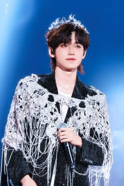 间楼演唱会##时代少年团演唱会##宋亚轩蓝色烟熏妆##宋亚轩翻唱蝴蝶