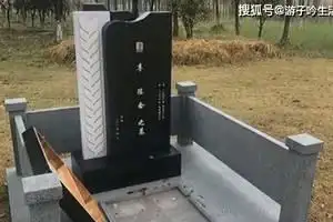 公园里出现墓碑,晨练男子惊讶:时间竟然是2020年9月