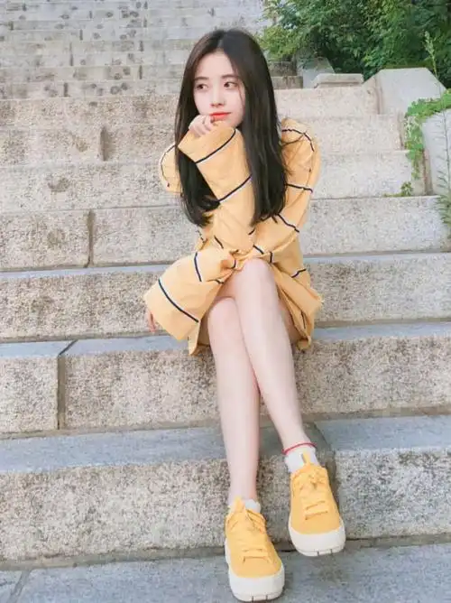 鞠婧祎为这款裤代言:"侧面穿成年级第一,正面穿成万年倒数"!