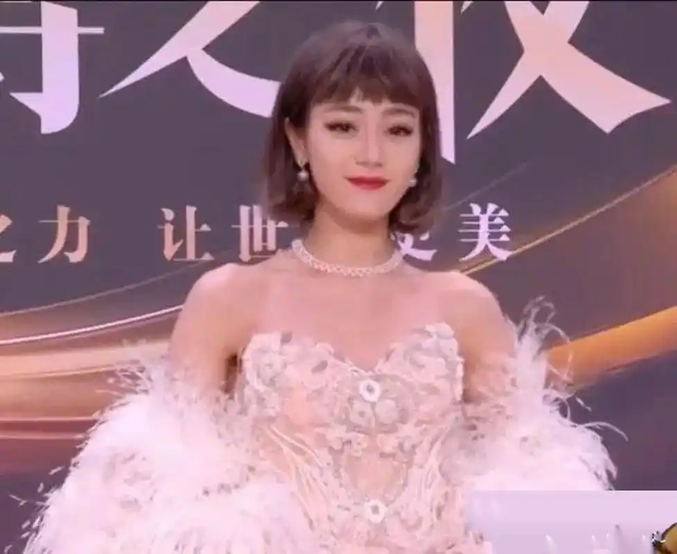 迪丽热巴短发快乐