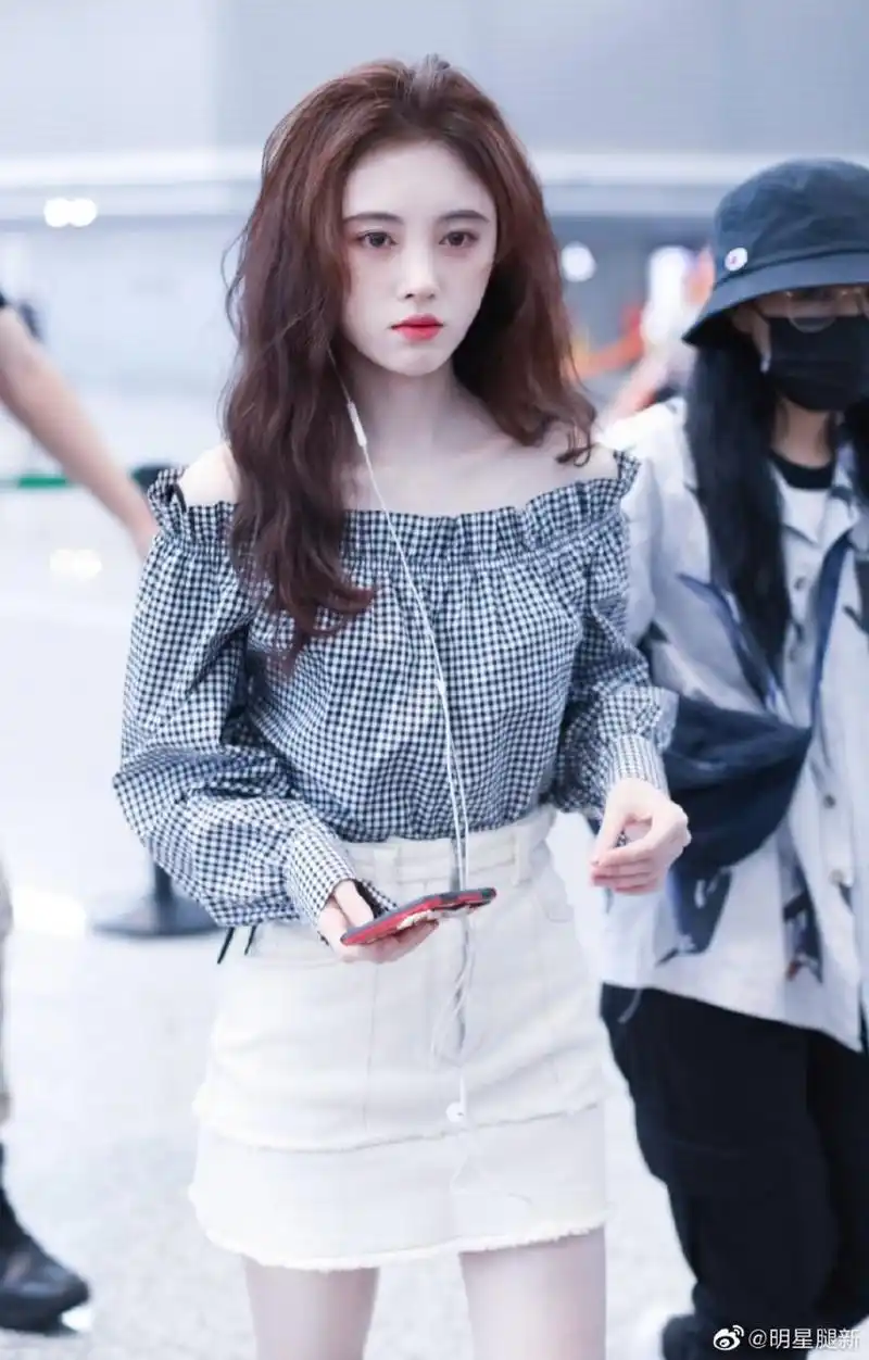 鞠婧祎机场照