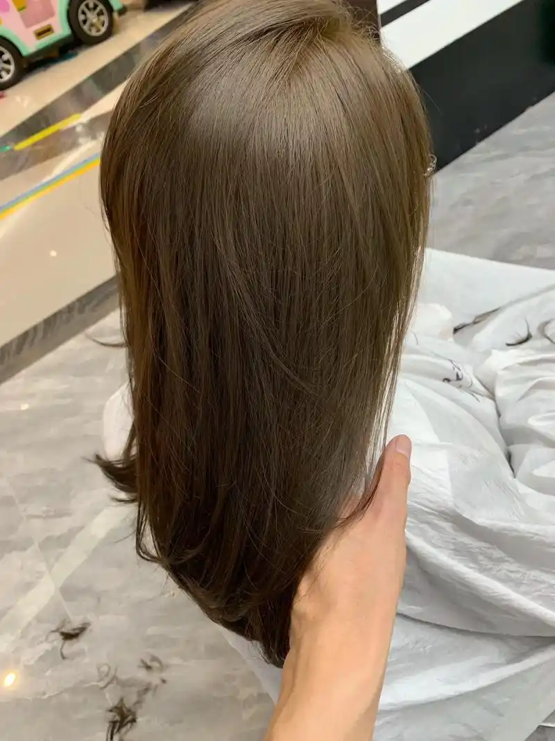 显白发色亚麻色,亚麻色也算是比较中性的颜色,在冷 - 抖音