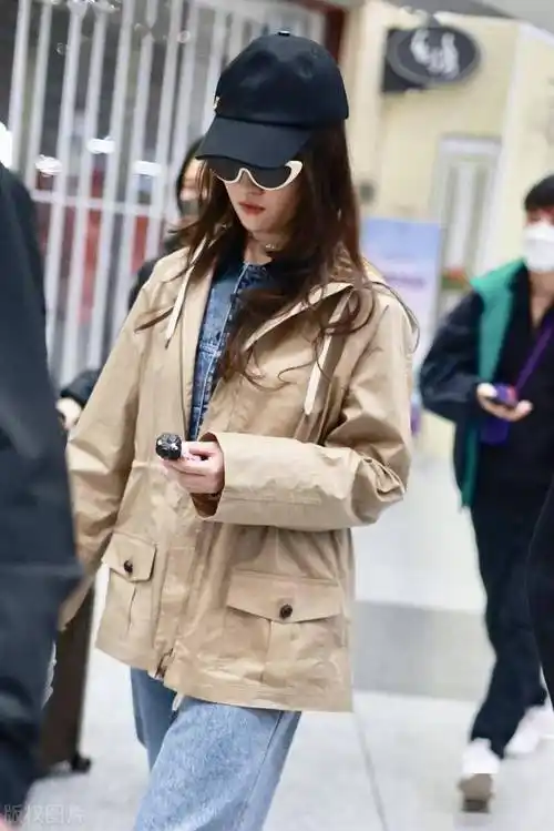 街拍:刘亦菲风衣搭配牛仔套装时髦利落_北京_机场