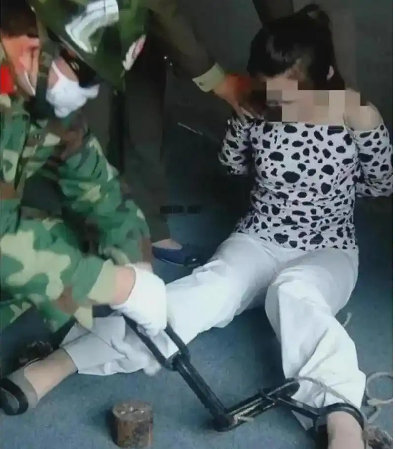 90年代,一名女犯因运输毒品被依法判处死刑.