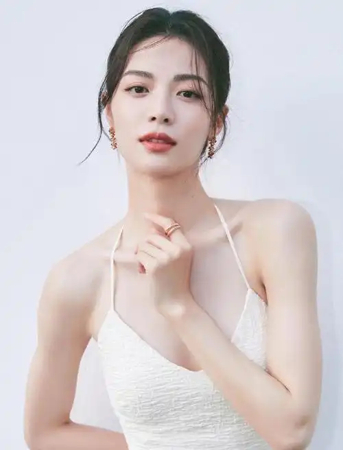 即便有业界大佬坐镇,钟楚曦的表现也可圈可点,奈何作品的剧情和特效都