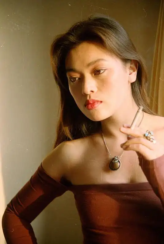 史可早期的清纯写真,穿修身方领衫搭牛仔裤