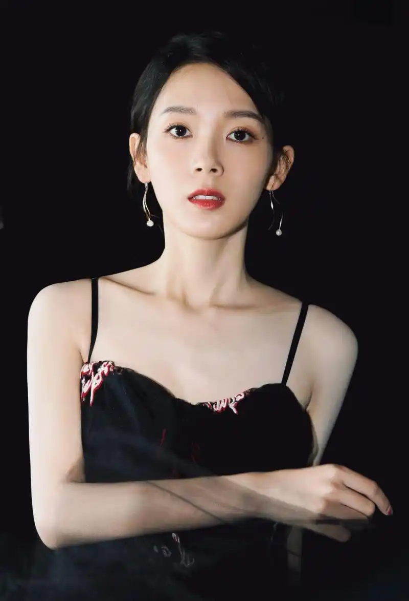 陈瑶一袭吊带深v露背装走红毯气质清纯#明星生图大赏