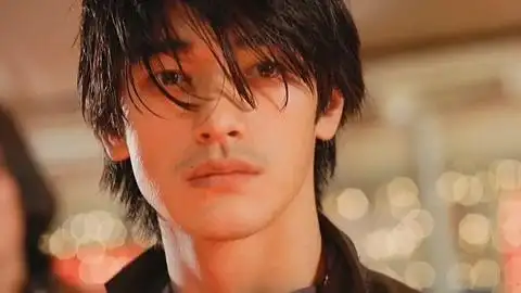 来看一下金城武25岁的暴击