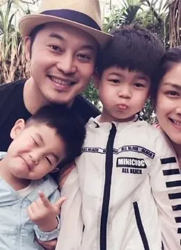 沙溢一家四口游玩,大肚腩不化妆,网友:最真实的一家