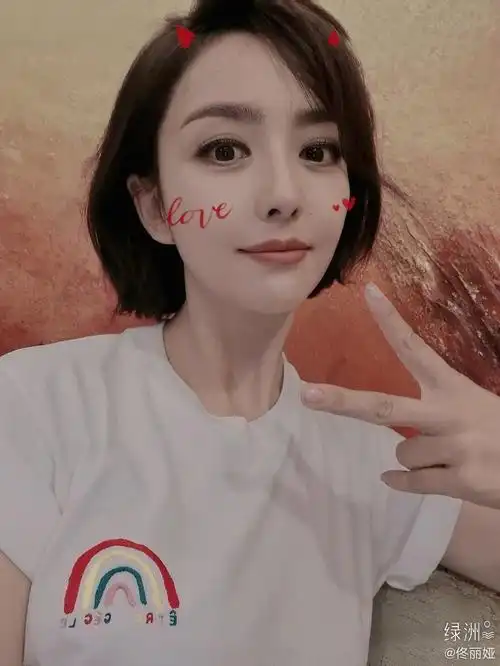 佟丽娅晒短发自拍庆六一嘟嘴比耶表情可爱