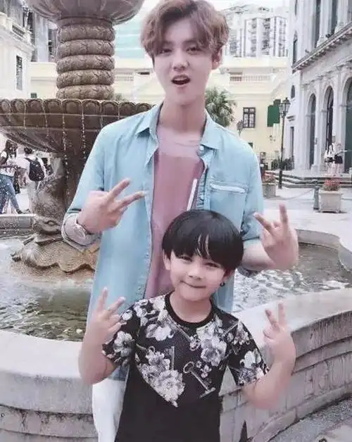 鹿晗一家拍照,真是有颜值的一家