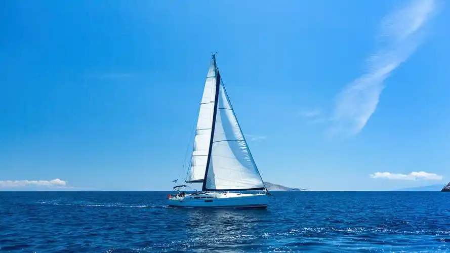 蓝天背景在大海上航行的帆船豪华游艇帆船