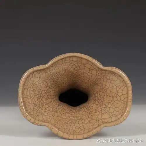 宋哥窑米黄釉"铭文"花口